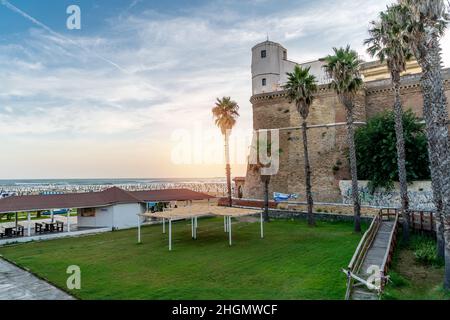 Nettuno, Rom, Italien, August 2021: Blick auf das Forte Sangallo in Nettuno Rom. Blick auf die defensive Festung bei Sonnenuntergang Stockfoto