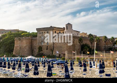 Nettuno, Rom, Italien, August 2021: Blick auf die Festung Sangallo vom Strand von Nettuno Rom. Blick auf die Verteidigungsfestung Stockfoto