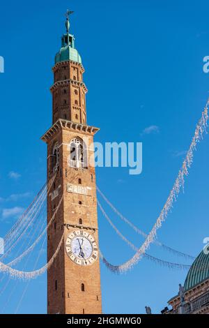 Stadtturm oder Uhrturm, Vicenza, genannt Torre Bissara oder Torre di Piazza, XII Jahrhundert, Teil der Basilika Palladiana von Andrea Palladio, Stockfoto