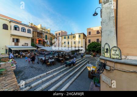 Nettuno, Rom, Italien, August 2021: Marcantonio Colonna Platz in der mittelalterlichen Altstadt von Neptun Stockfoto