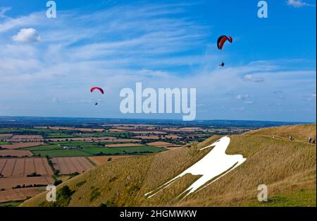 Hängen Segelflieger an Westbury White Horse Kreidefigur Wiltshire Sommertag blauer Himmel einige weiße Wolken kopieren Raum weißes Pferd in Bild Stockfoto