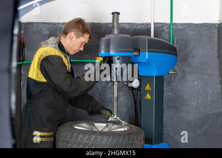 Auto Kfz-meister vulcanizer Reparatur Reifen auf automatische Gummi Reparatur vulcanizer Maschine in Auto vulkanisieren und Fahrzeug Werkstatt Stockfoto