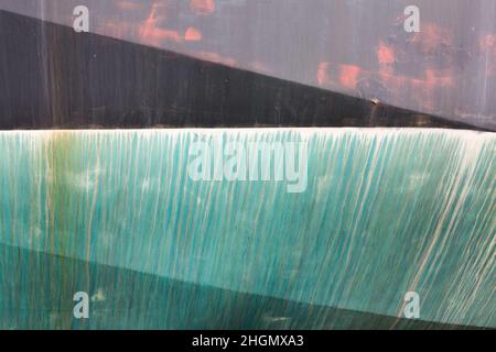 Farbenfrohe Farbarbeiten und Salzlinien am Rumpf eines Fischerbootes auf Holy Island an der Küste von Northumberland - abstrakte Detailaufnahme Stockfoto