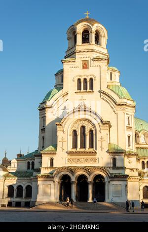 St. Alexander Newski Orthodoxe Kathedrale im Winterlicht, Sofia, Bulgarien. Kreuzkuppelbasilika mit einer zentralen Kuppel. Alle Kuppeln sind vergoldet. Stockfoto