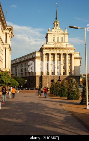 Menschen, die am Largo auf dem Unabhängigkeitsplatz oder am Nezavisimost-Platz in der Innenstadt von Sofia, Bulgarien, Osteuropa, Balkan, EU spazieren gehen Stockfoto