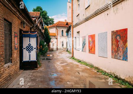 Vilnius, Litauen. Die Kunstobjekte Von Uzupis Befinden Sich In Der Altstadt Von Vilnius. Die Ausstellung Der Gemälde Sind Auf Den Straßen Der Stadt. Bezirk Vilniaus Stockfoto