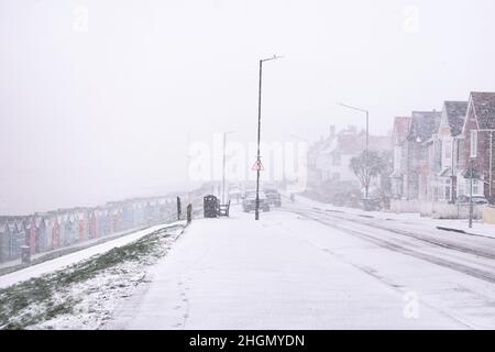 Der Blick nach Osten entlang der westlichen Esplande in Herne Bay während eines starken Schneeschauer, was die Sicht im Februar 2021 erheblich reduziert. Stockfoto