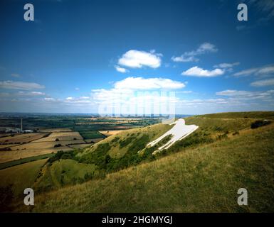 Westbury White Horse Westbury Wiltshire England mit jetzt abgerissenem Blue Circle Cement Works auf der linken Kopie Raum Blue Sky Kreide Figur Edington Stockfoto