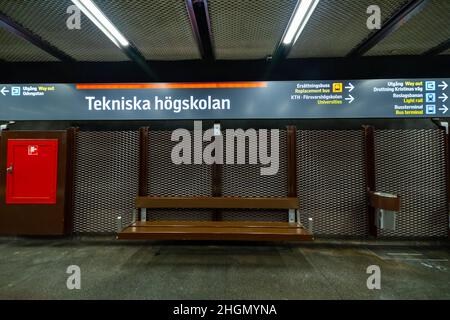 Stockholm, Schweden - 17. Oktober 2021 - eine leere Bank in der U-Bahnstation Tekniska Högskolan in Stockholm Stockfoto