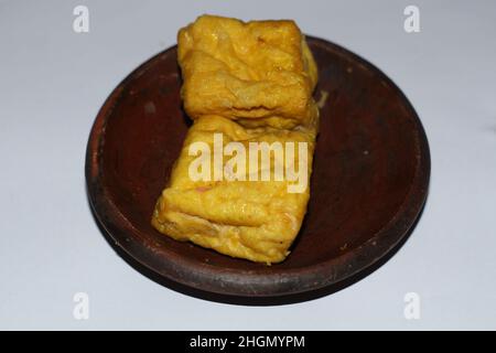 Gelber Tofu wird in eine Tonschale gestellt. In der Regel serviert vom Koch für Beilagen, Tofu-Gemüse, Hühnersuppe, Hühnerbrei und Gemüsesuppe Stockfoto