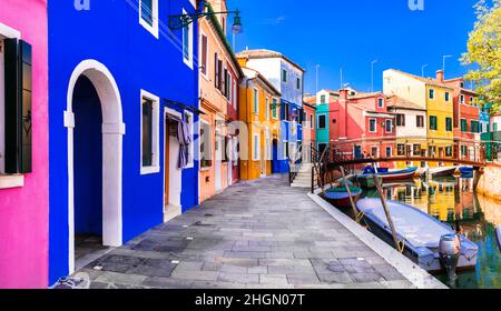 Die buntesten Orte (Städte) - Burano Insel, Dorf mit lebendigen Häusern in der Nähe von Venedig, Italien Reisen und Sehenswürdigkeiten Stockfoto