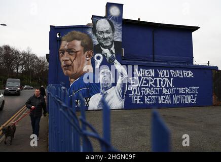 Liverpool, Großbritannien. 22nd. Januar 2022. Ein Mann geht mit seinem Hund vor dem Premier League-Spiel im Goodison Park, Liverpool, an einem Wandgemälde des Verwalters von Everton von Duncan Ferguson vorbei. Bildnachweis sollte lauten: Darren Staples / Sportimage Credit: Sportimage/Alamy Live News Credit: Sportimage/Alamy Live News Stockfoto