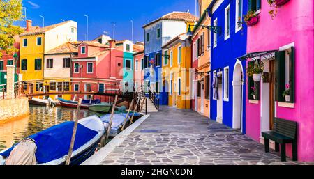 Burano Island: Farbenfrohes traditionelles Fischerdorf in der Nähe von Venedig. Italien Reisen und Sehenswürdigkeiten Stockfoto