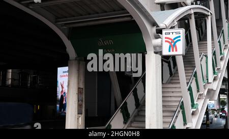 Sukhumvit Road oder Highway 3 Treppen zur Nana BTS Station Bangkok Thailand Stockfoto