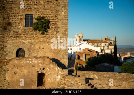 Ein Blick auf die Kirche Igreja de nossa senhore da Logao vom Castelo im Dorf Monsaraz in Alentejo in Portugal. Portugal, Monsaraz, Oc Stockfoto