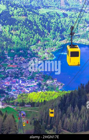 Blick auf St. Gilgen, den Wolfgangsee See und bunten Seilbahn Seilbahn Gondeln aus Zwolferhorn Berg im Salzkammergut, Österreich Stockfoto