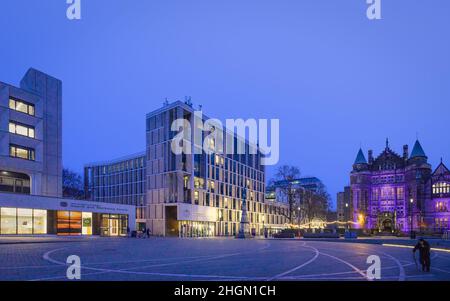 Edinburgh, Schottland, Großbritannien - Dugald Stewart Gebäude, Edinburgh University von Bennetts Associates in der Abenddämmerung Stockfoto