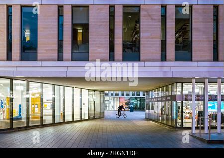 Edinburgh, Schottland, Großbritannien - Dugald Stewart Gebäude, Edinburgh University von Bennetts Associates in der Abenddämmerung Stockfoto