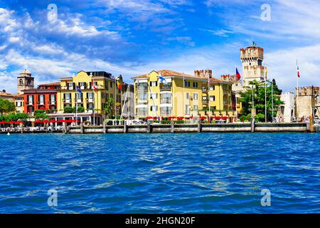 Die schönsten mittelalterlichen Burgen Italiens - Scaligero Castle in Sirmione. Lago di Garda im Norden, Lombardei Stockfoto