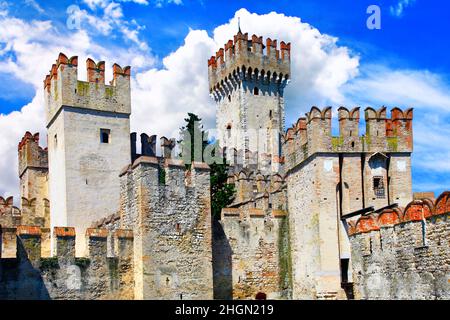 Die schönsten Schlösser Italiens - Schloss Scaligero in Sirmione. Lago di Garda Stockfoto