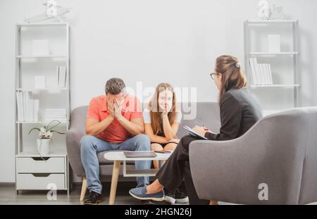 Vater und Kind Tochter mit Mädchen diskutieren Probleme in der Familie mit der Familie Psychologe. Sozialarbeiter Beratung Eltern. Diskussion über Familie Stockfoto