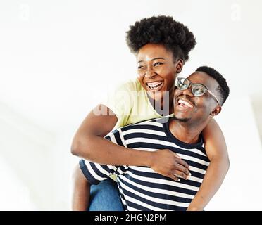 Frau Paar Mann glücklich Glück Liebe schwarz jungen Lebensstil zusammen romantischen Freund Freundin lachen Umarmung Huckepack Stockfoto