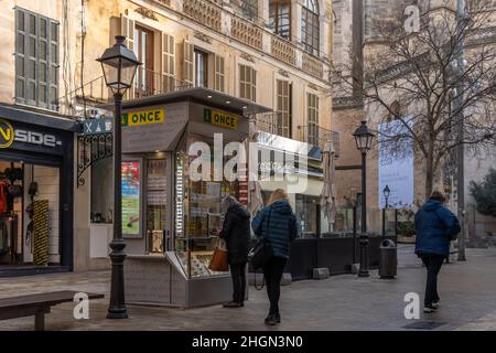 Manacor, Spanien; januar 20 2022: Lotteriekioskie der spanischen Nationalorganisation Fot the Blind, ONCE, im historischen Zentrum von Manacor. Menschen, die Stockfoto