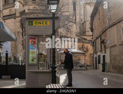 Manacor, Spanien; januar 20 2022: Lotteriekioskie der spanischen Nationalorganisation Fot the Blind, ONCE, im historischen Zentrum von Manacor. Menschen, die Stockfoto