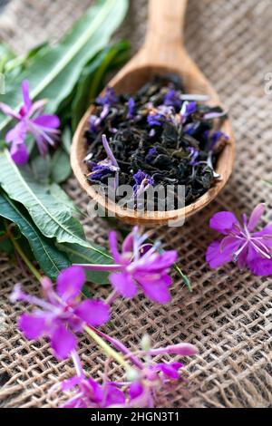 Fireweed Tee auf Holz- Oberfläche Stockfoto