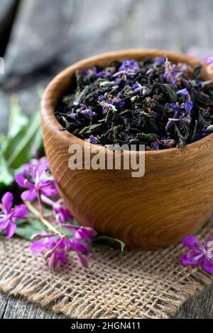 Fireweed Tee auf Holz- Oberfläche Stockfoto