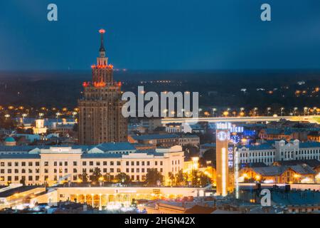 Riga, Lettland. Luftaufnahme Der Stadtlandschaft Bei Sommerabend- Oder Nachtbeleuchtung. Draufsicht Auf Das Gebäude Der Lettischen Akademie Der Wissenschaften Stockfoto