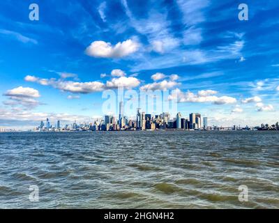 New York City von der Fähre aus gesehen Stockfoto