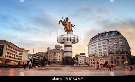 Denkmal von Alexander dem Großen Makedonski und falanga-Kriegern auf dem Mazedonischen Platz bei Sonnenuntergang in Skopje, Nord-Mazedonien Stockfoto