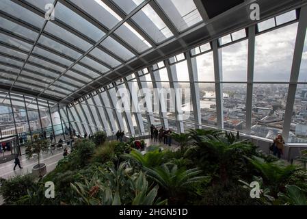 London 09/27/2019. Der Sky Garden, Londons höchste hängende Gärten, befindet sich auf der 35th. Etage der 20 Fenchurch Street, dem Wolkenkratzer der Stadt Stockfoto