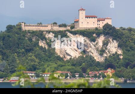 Malerischer Lago Maggiore See in italien, Blick auf das Schloss Rocca di Angera. norditalien Frühlingslandschaft Hintergrund. Stockfoto