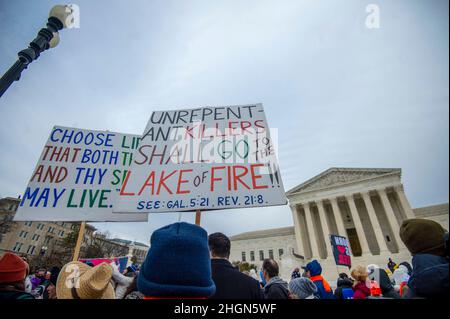 Washington DC, USA. 22nd Januar 2022. Zwei Teilnehmer der jährlichen March for Life 49th, einer Kundgebung, die gegen die Praxis und die Rechtmäßigkeit der Abtreibung protestierte, halten am 21. Januar 2022 vor dem Obersten Gerichtshof der USA in Washington DC Zeichen mit Bibelversen ab. Kredit: Bonnie Cash / CNP Gutschrift: Abaca Press/Alamy Live Nachrichten Stockfoto