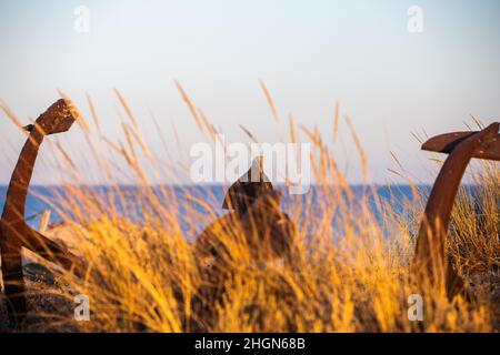 Die Anordnung von Ankern, die der verlorenen Thunfischfischfangindustrie, die einst dort florierte und dazu verwendet wurde, die Netze im Gegensatz zu Mo, an ihrem Platz zu halten Stockfoto