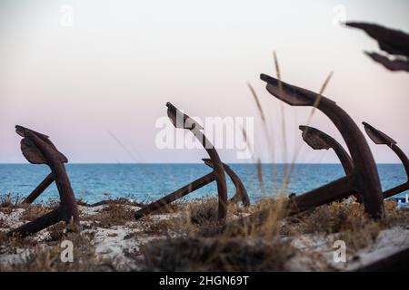 Die Anordnung von Ankern, die der verlorenen Thunfischfischfangindustrie, die einst dort florierte und dazu verwendet wurde, die Netze im Gegensatz zu Mo, an ihrem Platz zu halten Stockfoto