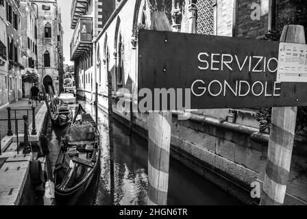 Venedig, Italien: Ausgangspunkt einer venezianischen Gondel. Gondelservice Touristen reisen durch Venedig in Italien, monochrom Stockfoto