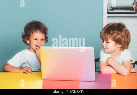 Freundschaft und Freund in der Schule. Kind aus der Grundschule mit Buch und Tasche. Jungen Schüler der Grundschule auf dem Schulhof. Wenig bereit Stockfoto