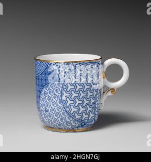 Teacup 1877 Worcester-Fabrik nach dem Ende des Fluges, dem Besitz von Barr & Barr an der Worcester-Fabrik im Jahr 1840, durchlief das Unternehmen eine Reihe von Eigentümern und Fusionen, bevor es 1852 in den Besitz von Kerr & Binns fiel. Während der Partnerschaft versuchte die Fabrik, ihren früheren Ruf in Porzellan aus dem 18. Jahrhundert wiederherzustellen und für Renaissance-inspirierte Designs bekannt zu sein. Mit der Gründung der Royal Worcester Porcelain Company im Jahr 1862 erlangte das Unternehmen allmählich Anerkennung für seine japanisch inspirierten Designs, die Teil von Japonisme waren, einer kollektiven Faszination für Japan Stockfoto