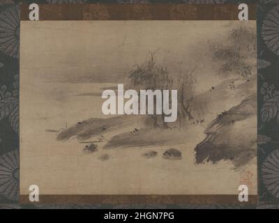 Landscape 15th–early 16th Century zugeschrieben S?ami Dieses frei ausgeführte Landschaftsgemälde mit Tinte, das in weichen, waschigen Pinselstrichen und hellem Waschgang dargestellt wird, um eine neblige, feuchtigkeitsbeladene Atmosphäre zu erzeugen, Zeigt einen Hang, der zu einem Gewässer abfällt, und eine kleine Figur, die auf einem Pfad in Richtung eines weit entfernten Baumkellens geht. Mehrere Weiden wachsen in der Nähe des Wasserrandes, auf einem niedrigen Vorgebirge. Zwei Boote sind entlang der grasbewachsenen Küste sichtbar, von denen eines von einem einsamen Bootsführer vom Ufer abgepoltert wird. S?ami war einer der wichtigsten Künstler des späten fünfzehnten bis frühen sechzehnten Jahrhunderts Stockfoto