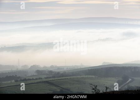 Eine Temperaturinversion im Lune Valley von den Hutton Roof Crags aus gesehen Stockfoto