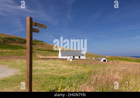 Kirche des Heiligen Kreuzes in Mwnt in Ceredigion an der walisischen Küste Stockfoto