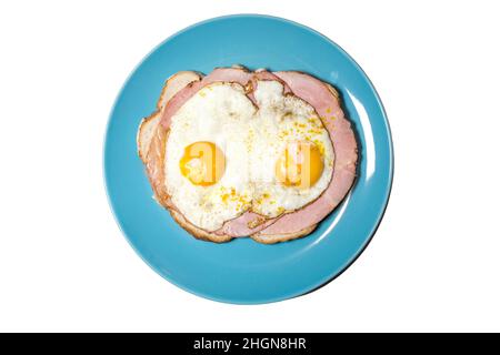 Draufsicht auf ein Fleischsandwich mit Spiegelei. Gelbes Eigelb. Holländisches Mittagessen Uitsmijter. Stockfoto