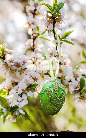 Dekorative ostereier auf einem blühenden Baum Stockfoto