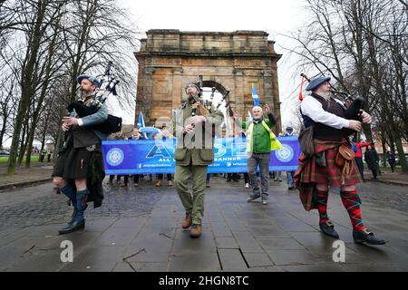 Demonstranten der Unabhängigkeitsorganisation All Under One Banner nehmen an einer "Notfalldemonstration" in Glasgow gegen den Premierminister Teil und fordern das "Ende der Tory-Herrschaft" und die "Unabhängigkeit jetzt". Bilddatum: Samstag, 22. Januar 2022. Stockfoto