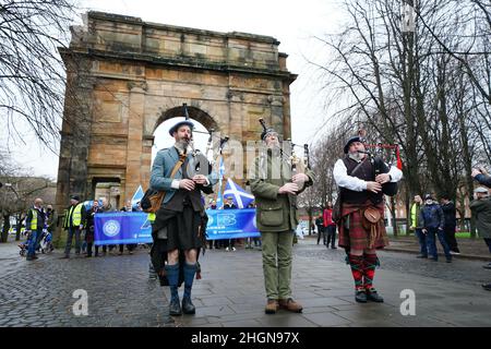 Demonstranten der Unabhängigkeitsorganisation All Under One Banner nehmen an einer "Notfalldemonstration" in Glasgow gegen den Premierminister Teil und fordern das "Ende der Tory-Herrschaft" und die "Unabhängigkeit jetzt". Bilddatum: Samstag, 22. Januar 2022. Stockfoto