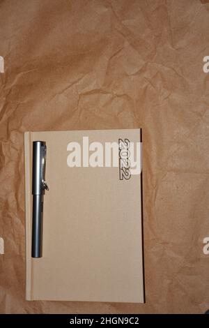 2002 Hardcover beige Agenda und Lamy Füllfederhalter Stockfoto