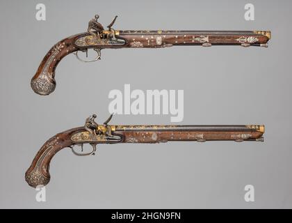 Paar Feuerstock-Pistolen ca. 1815 Französisch auf den gegossenen Silberhalterungen dieses Pistolenpaares befinden sich vier Silbermarken in Paris, die alle aus der Zeit von 1809 bis 19 stammen. Das nicht identifizierte Herstellerzeichen (in einer Raute die Initialen LB, die ein kreuzähnliches Gerät flankieren), Dies könnte der von L. B. Beaugeois sein, einem Juwelier, der in der Rue Chabanais 11 aufgenommen wurde, Pairs, dessen Marke in den Jahren 1810-11 registriert ist, und der auch auf mehreren Goldhaltern des Fowling Piece des Museums von Nicolas Noël Boutet (gem. Nr. 42.50.7). Die Halterungen der Pistolen und das Fowling-Stück teilen sich gemeinsam ein schweres, raumfüllendes Blumen- und Scroll-Ornament und b Stockfoto
